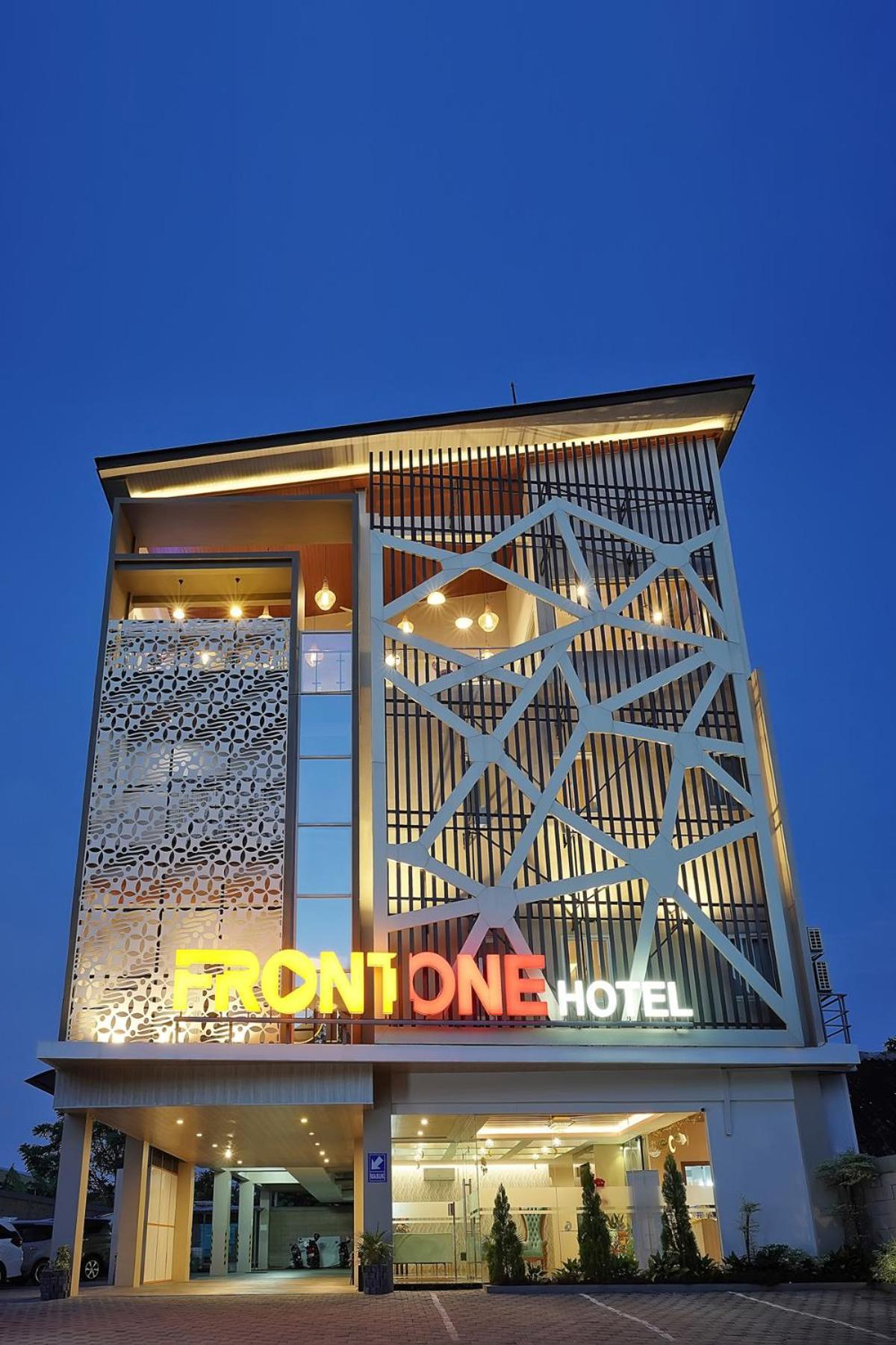 Front One Hotel Sragen Exterior photo